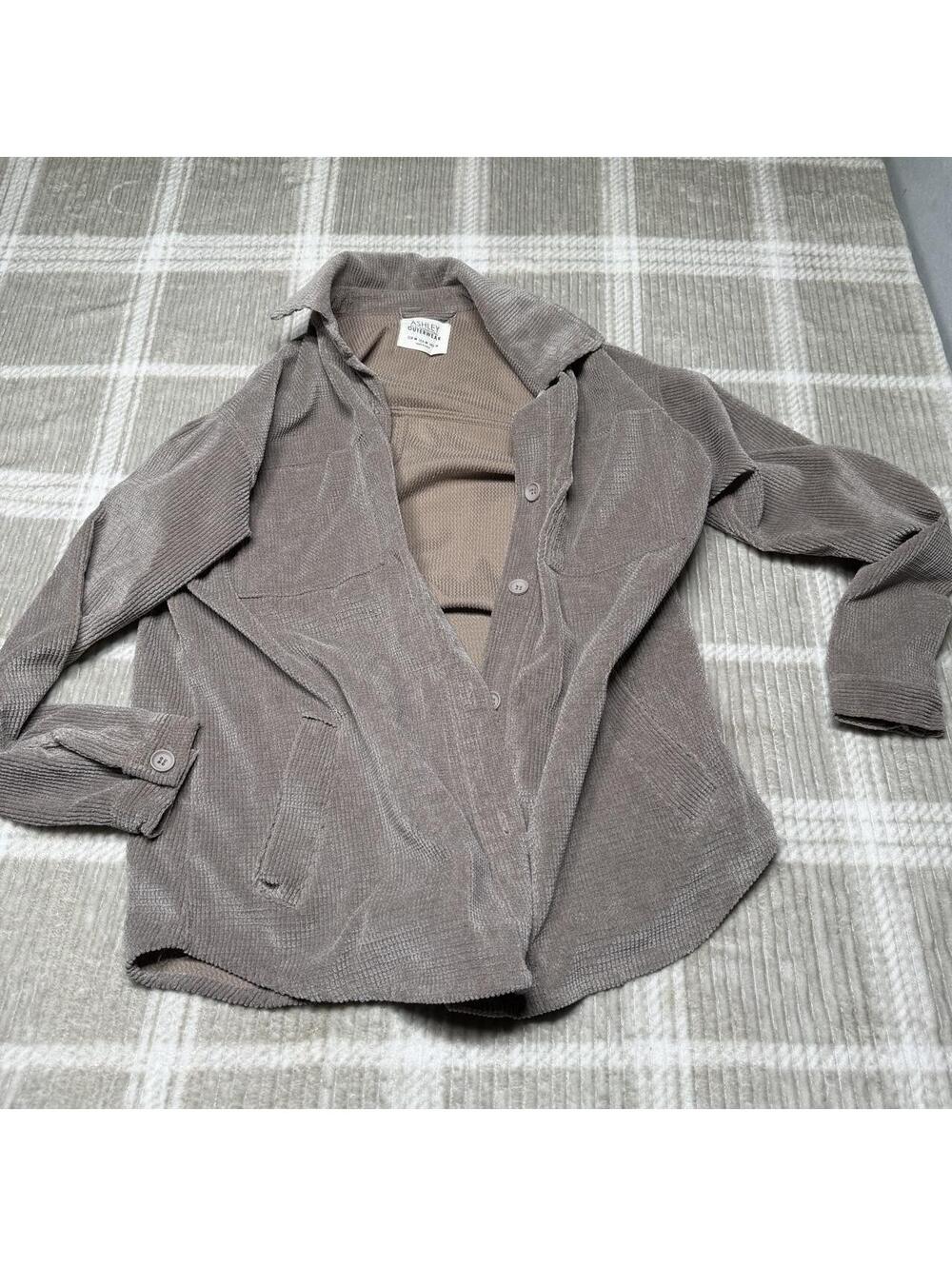 26 International Women's Brown and Tan Shirt
